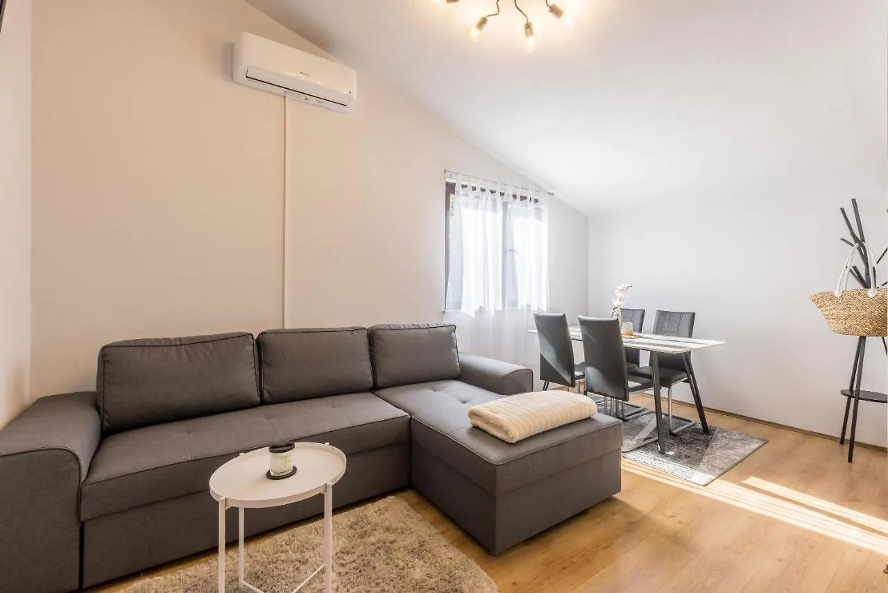 Apartment Lamaro Kaštela