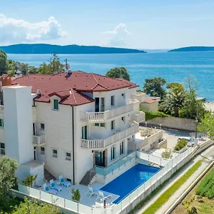 Szálloda Riva With Swimming Pool, Kaštela
