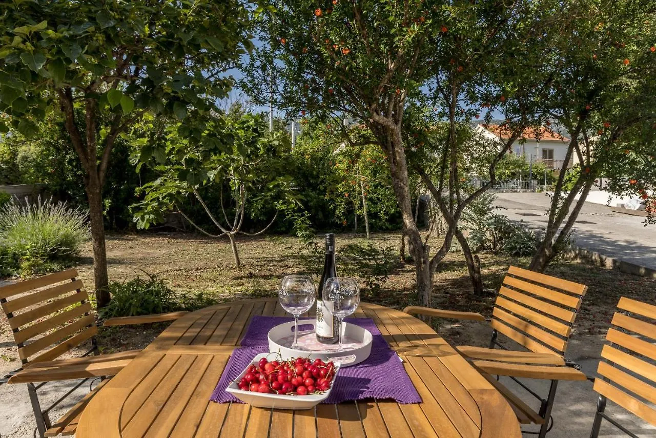 Apartment Lamaro Kastela 0*,  Croatia