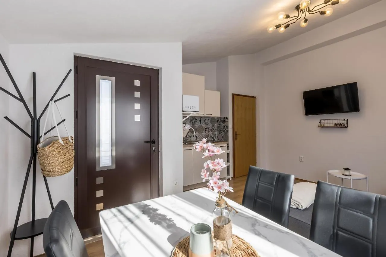 Apartment Lamaro Kastela Croatia