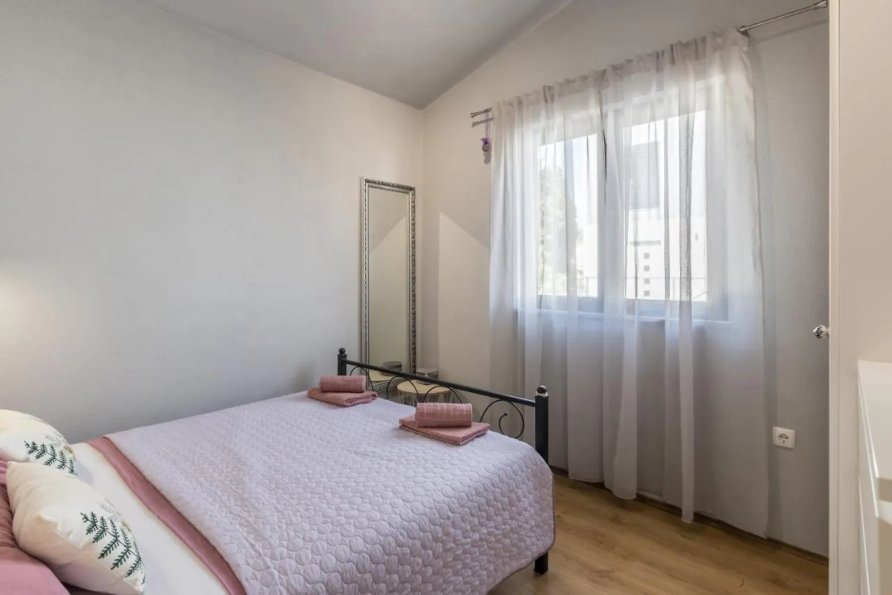 Apartment Lamaro Kastela 0*,