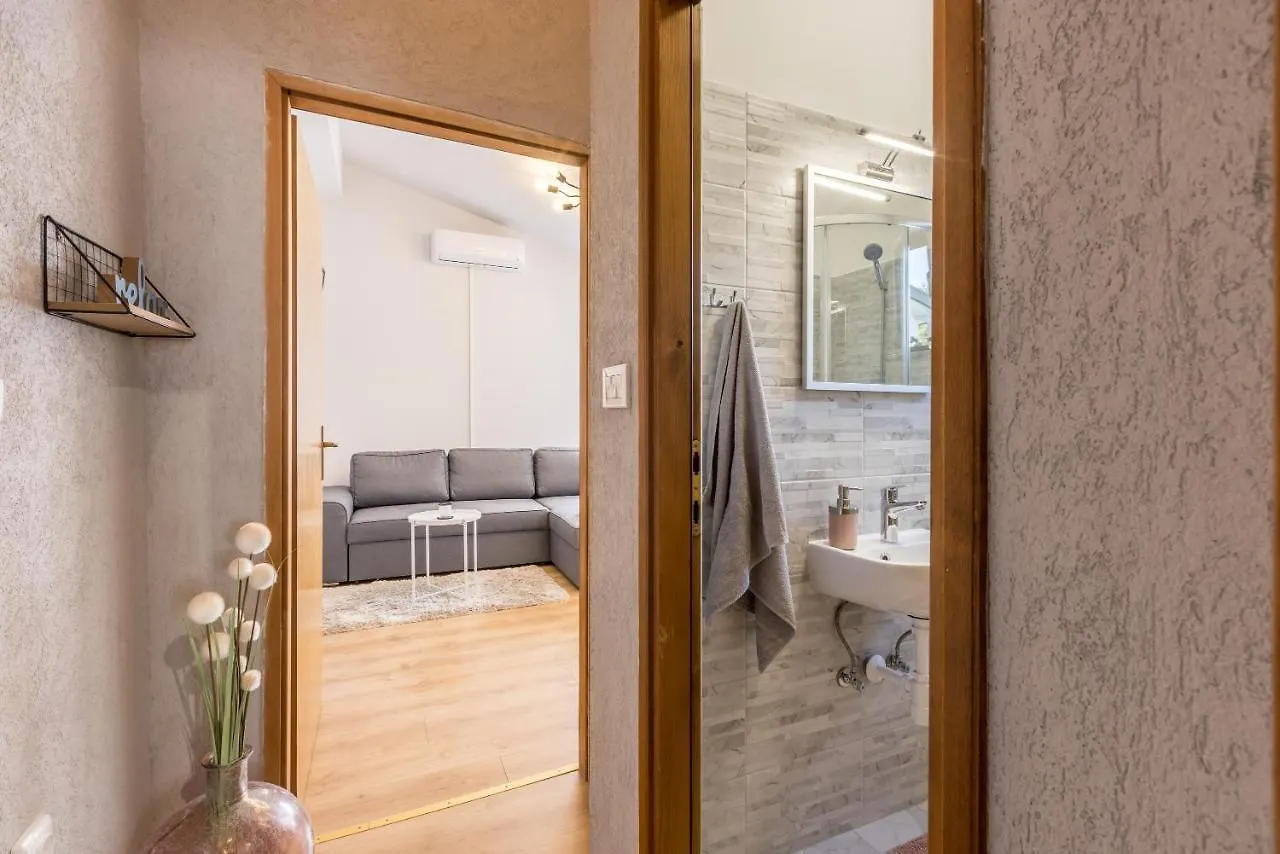 Apartment Lamaro Kastela Croatia